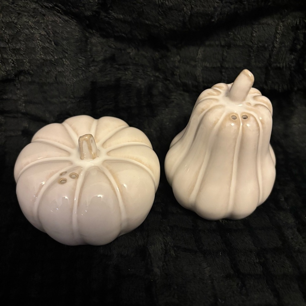 Pumpkin Salt & Pepper Shaker Set - Picture 4 of 8